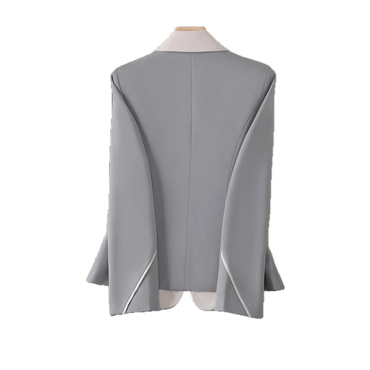 Taillierter Blazer mit Kontrasteinsätzen und Reverskragen