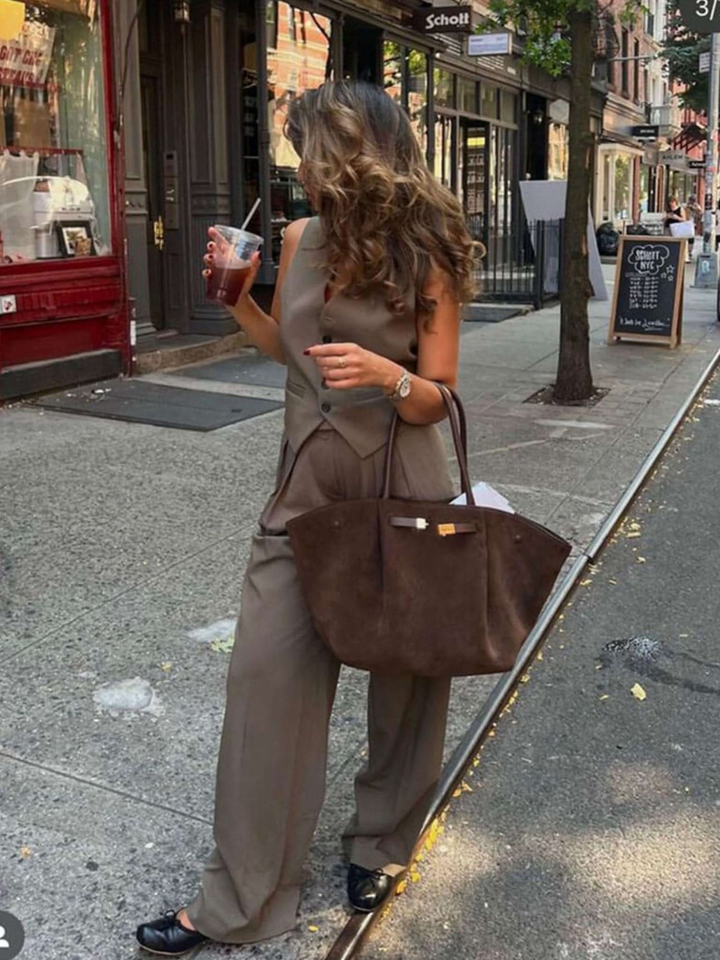 Handtasche mit Tragegriffen und Schulterriemen