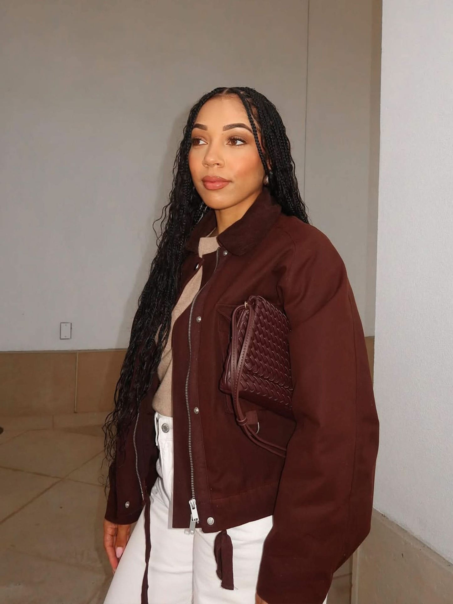 Schultertasche mit geflochtener Oberfläche