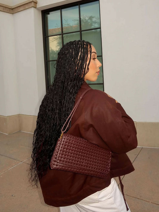 Schultertasche mit geflochtener Oberfläche