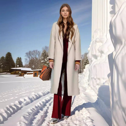 Langer Mantel mit Bindegürtel und Reverskragen