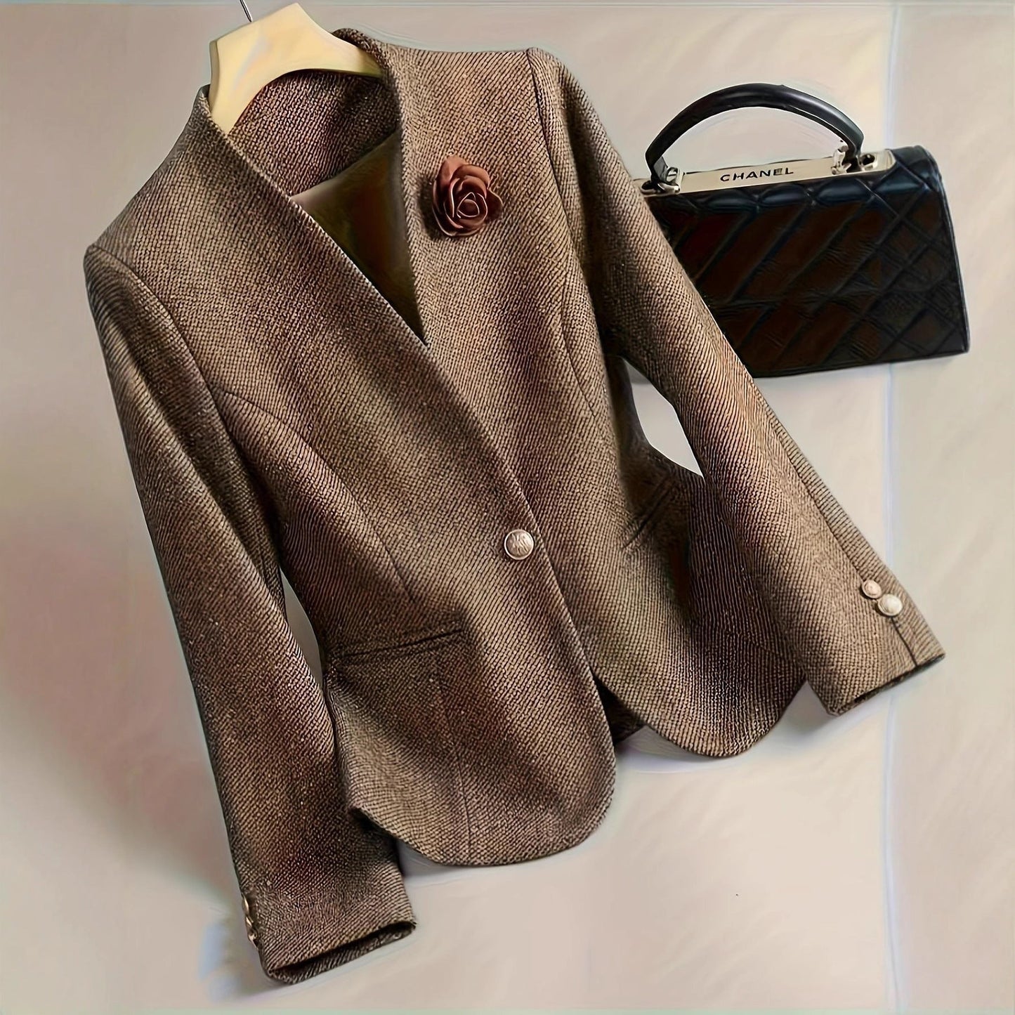 Taillierter Blazer mit Knopfverschluss und Blumenapplikation