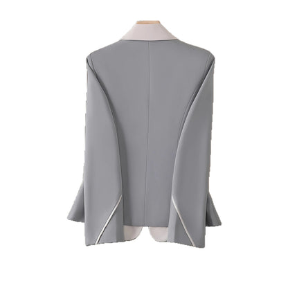 Taillierter Blazer mit Kontrasteinsätzen und Reverskragen