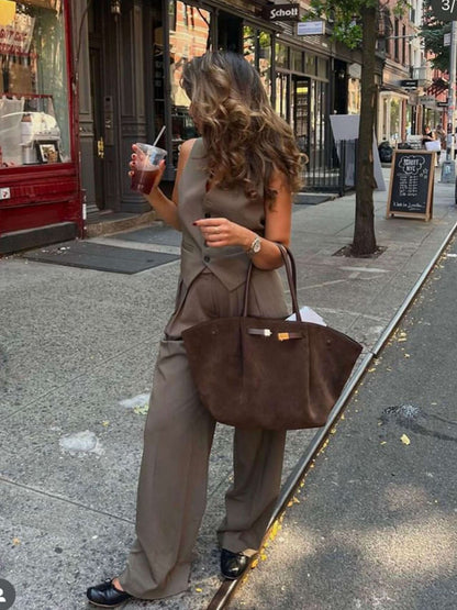 Handtasche mit Tragegriffen und Schulterriemen