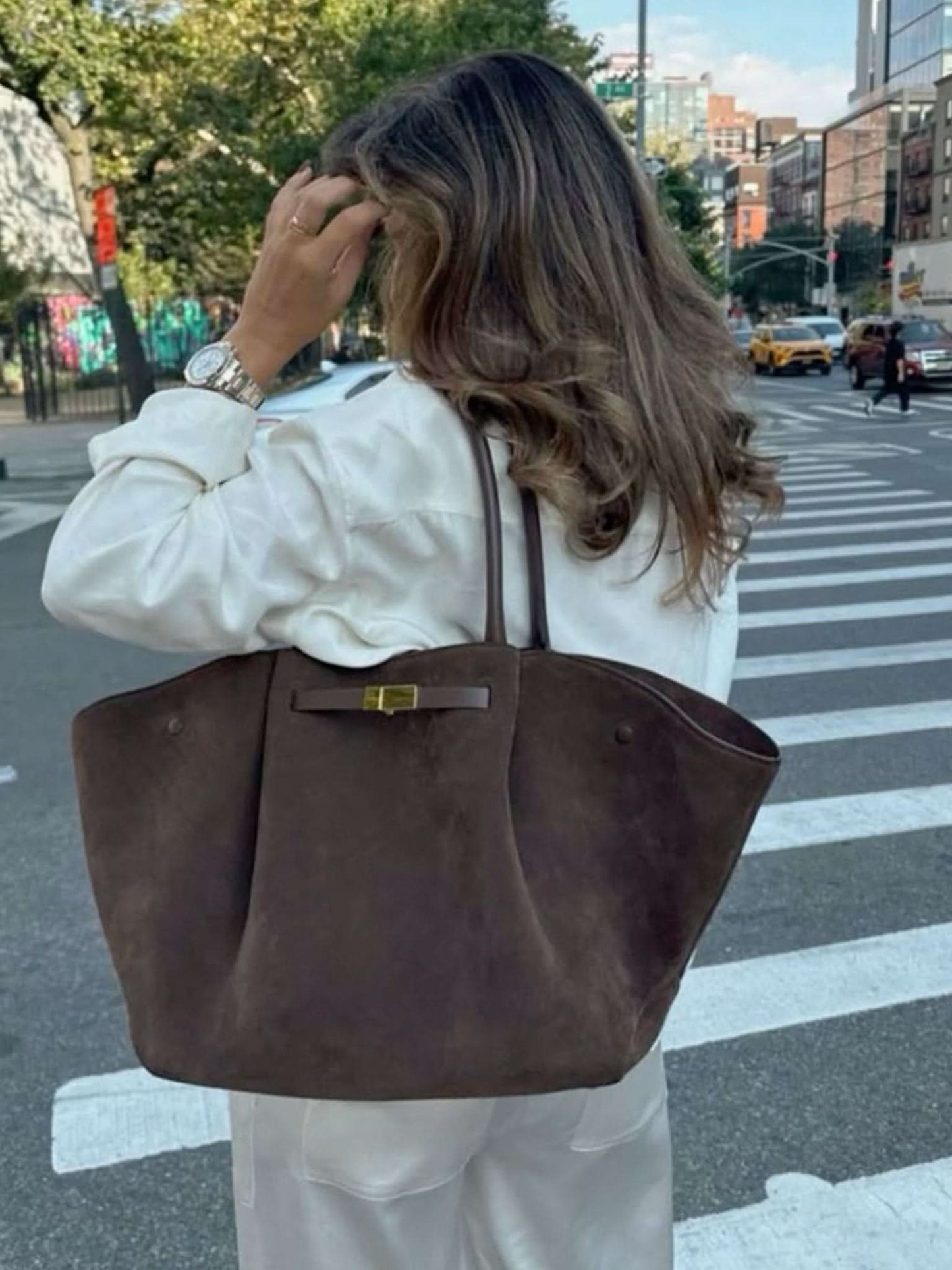 Handtasche mit Tragegriffen und Schulterriemen