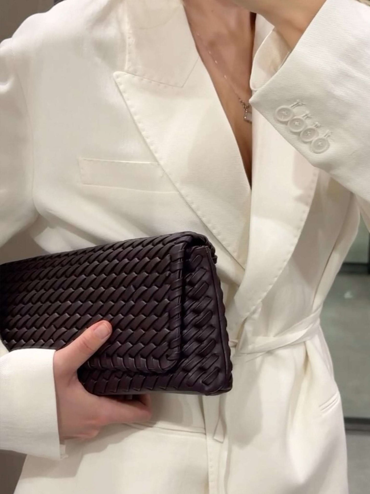 Schultertasche mit geflochtener Oberfläche